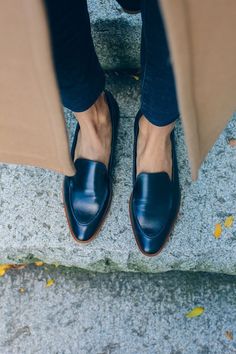 chic navy loafers via @TheFoxandShe Navy Loafers, Mode Shoes, Coat Shoes, Bohol, Camel Coat, Casual Everyday