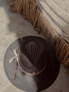 ◦ ँ ◦ FONTE TULUM◦ ँ ◦ Nuestros sombreros Fonte Tulum tienen un ala clásica de 9 cm de longitud completa, que protege perfectamente la cara del sol de verano. Cada pieza es única debido a su elaboración artesanal. Las manos mágicas de los artesanos se unen con la visión actual de nuestros diseños. De Tulum para el mundo. Tallas: M: La circunferencia es de 56-58 cm y se adapta a la mayoría de los tamaños de cabeza. L: la circunferencia es de 60-62 cm. Ambos tamaños incluyen una cuerda ajustable e Handmade Elegant Fedora With Curved Brim, Elegant Handmade Fedora With Curved Brim, Elegant Handmade Rodeo Hat, Artisan Wide Brim Fedora For Kentucky Derby, Bohemian Boater Hat With Curved Brim Handmade, Artisan Panama Hat With Short Brim For Festivals, Handmade Panama Hat With Curved Brim, Artisan Felt Hat For Summer Rodeo, Artisan Wide Brim Felt Hat For Festivals