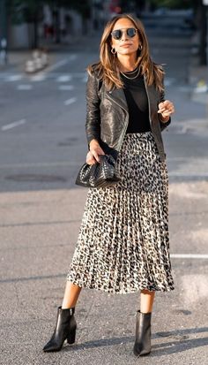 Casual Friday Work Outfits, Friday Outfit For Work, Chique Outfits, Leopard Print Skirt, Mode Casual, Looks Street Style, Casual Friday, Casual Work Outfits