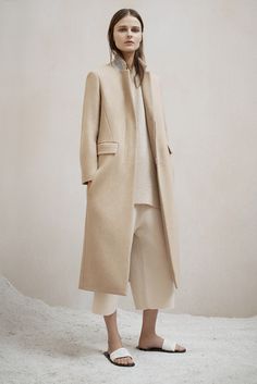 The Row - Pre-Fall 2015 - Look 1 of 31 Minimalist Jacket, Kate Smith, Pre Fall Fashion, Simplicity Fashion, Fall Fashion Coats, Fall 2015 Style, Surf Culture, Olsen Twins, Beige Coat