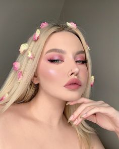 70s Inspired Makeup, Confident Makeup, Liquid Makeup, Creative Makeup Looks, Pink Eyeshadow, Pink Makeup, Pink Eyes, Makeup Goals, Blush Makeup