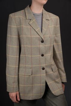 This charming wool blazer, adorned with a classic check pattern, is a delightful choice for both spring and autumn wardrobes. Composed of a light wool blend (45% wool, 55% polyester), it offers both warmth and breathability, perfect for transitional weather. The blazer is in very good condition and has been well-preserved, with no noticeable signs of wear, reflecting its quality and care. Size M is indicated. I am 175cm (5.9ft) tall and usually also wear a size M.  Shoulders: 42 cm ~ 16.54 inche Classic Tweed Jacket With Houndstooth Pattern, Plaid Wool Sport Coat For Work, Classic Plaid Sport Coat For Spring, Timeless Plaid Wool Blazer, Classic Houndstooth Sport Coat For Fall, Classic Plaid Sport Coat For Work, Classic Plaid Wool Sport Coat, Timeless Plaid Blazer For Work, Classic Wool Plaid Sport Coat