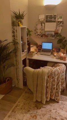 Cozy Small Bedrooms With Desk, Autumn Desk Aesthetic, Cozy Cabin Home Decor, Fall Desk Aesthetic, Desk Inspo Aesthetic Cozy, Cozy Home Aesthetic Bedroom, Cozy Desk Corner, Autumn Desk Decor, Cozy Bedroom With Desk