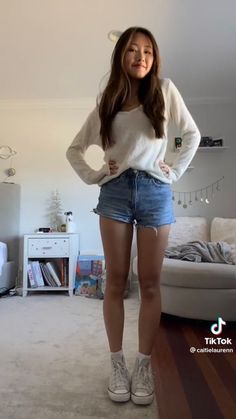 Simple But Cute Outfits Summer, Comfy Hot Day Outfits, Cute Jean Short Outfits Summer, Shorts And A Sweatshirt Outfit, Basic Jean Shorts Outfit, Outfits Ideas With Shorts, What To Wear With Black Jean Shorts, Comfy Spring Outfits For School, High School Outfits Shorts