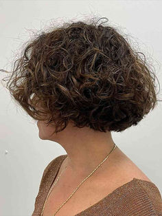 Woman with curly hair and a jaw-length messy short bob Messy Short Bob, Messy Bobs, Carefree Style, Messy Bob