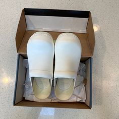 White Dansko Professional Clog Size 40. New In Box- Never Worn. Modern White Closed Toe Mules, Modern White Mules With Round Toe, Cream Leather Closed Toe Clogs, Modern White Leather Clogs, White Clogs With Cushioned Footbed And Round Toe, White Clogs With Cushioned Footbed, White Slip-resistant Round Toe Clogs, White Closed Toe Clogs With Cushioned Footbed, Modern White Mules With Cushioned Footbed