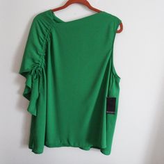 This Is An Eloquii, Kelly Green Women's Asymmetrical Neckline And Sleeve Top; Size 16. This Top Has An Adjustable Gathered Sleeve On One Side With The Other Side Having No Sleeve. There Are Side Splits At The Bottom For Added Comfort. Measures Approx. 24" Armpit To Armpit And Is 27" Long. Summer Workwear Top With Asymmetrical Neckline, Green Sleeveless One-shoulder Top For Spring, One-shoulder Summer Top For Workwear, Green Sleeveless One Shoulder Top For Spring, One Shoulder Top For Summer Workwear, One Shoulder Summer Tops For Work, Summer One-shoulder Top For Workwear, Summer Workwear One-shoulder Top, Casual One Shoulder Tops For Workwear