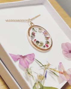 A beautiful and unique Botanical inspired terrarium necklace with real forget me not, Heather and flowers and baby breath flowers (gypsophila) For memories of a close one, for true love and to show someone you will never forget them 💕The flower is encapsulated in a crystal clear Resin which is Non-toxic, No VOCs, No fumes, No solvents, Non-flammable, Non-hazardous, No BPA. The necklace chain is gold plated solid brass or stamped 14k gold filled chain as shown in last photo. This chain is much m Flower Gypsophila, Breath Flowers, Forget Me Not Flower, Terrarium Necklace, Resin Jewelry Diy, Baby Breath, Flower Resin, Resin Jewellery, Circle Pendant Necklace