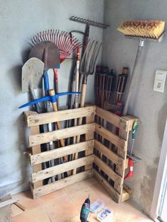 Reling Design, Organization Room, Ideas Closet, Garden Tool Storage, Pallet Furniture Bedroom, Organization Diy, Funky Painted Furniture, Diy Storage Furniture, Storage Hacks