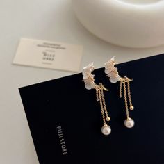 Material: Metal Style: Retro Fashion Element: Metal Elegant White Tassel Earrings For Pierced Ears, Pearl White Dangle Earrings, Feminine Style, Elegant Spring Chandelier Earrings, Retro Mode, Metal Style, Watch Necklace, Style Retro, Ring Bracelet, Earring Necklace