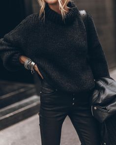 Black Sweater Outfit, Chic Black Outfits, Black On Black, Fashion People, Sweaters And Jeans, Black Sweater, Business Outfits, Minimalist Outfit, Black Outfit