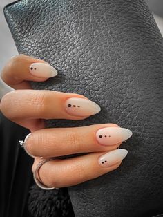 Nails nude fall bianco latte Trendy French Almond Nails, Almost Shape Nail Designs, Short Almond Nails Boho, Minimalist Line Nail Art, Gold Dot Nails, Neutral Nail Designs Almond, Witchy Manicure, Nude And Black Nail Designs, Elegant Simple Nails