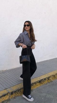 Looking for outfit ideas for fall 2023? I'm sharing my favorite fall outfits and style trends that are going to be huge this year! Women's fashion #ootd #style Berlin Fashion Streetstyle, Semiformal Outfit Mujer, Black On Black Outfits, Wide Leg Jeans Outfit, Simple Casual Outfits, Clothing Guide, Black Jeans Outfit, Casual Chique