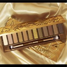 Purchased At Ulta And Never Used. Urban Decay Naked Honey Eyeshadow Palette Features 12 Golden-Hued Neutrals To Create Versatile Eye Looks From Classic Golds To Rich Chocolate Browns. Includes Full-Size Mirror And Double-Ended Eyeshadow Brush. Paraben-Free, Cruelty-Free Shades Flyby (Ivory Satin) Sweet (Neutral Beige Matte) Swarm (Soft Mustard Matte) Amber (Metallic Copper Shimmer) Keeper (Mustard Brown Matte) Golden (Rich Gold Shimmer) Honey (Intense Gold Metallic) Queen (Golden Brown Shimmer) Honey Eyeshadow, Dark Eye Makeup, Urban Decay Cosmetics, Eyeshadow For Blue Eyes, Product Photoshoot, Neutral Eyes, Makeup Palettes, Favorite Makeup