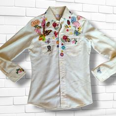 The Grooviest 70s Shirt. Vintage 70s Era Levi's Linen / Muslin Button Down Shirt With Seen Embroidered Patches If Flowers, Birds Butterflies, Etc. The Bottom Two Buttons Have Been Replaced, Otherwise In Excellent Gently Worn Condition Please See Photos For Measurements Vintage Floral Embroidered Short Sleeve Shirt, Vintage Embroidered Button-up Shirt, Bohemian Embroidered Button-up Shirt, Embroidered Bohemian Button-up Blouse, Embroidered Button-up Western Tops, Applique Top, 70s Shirts, Levis Shirt, Levis Women