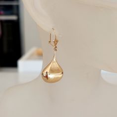 A beautiful pair of 9 ct solid gold Bomb drop earrings. Earrings are hollow inside for a comfort wear. Total weight -  2.09 grams Size - drop 3.6 cm from top of wire. width 16 mm Photographs haven been taken in multiple lighting conditions to give the best representation of the earrings. In good vintage condition. Please see the photos. Please be aware that we used a macro lens to photograph our item close up and allow you to see details, this may make them appear bigger on the screen than in pe Elegant Drop Earrings With Shiny Finish, Anniversary Teardrop Earrings With Shiny Finish, Classic Pear-shaped Polished Earrings, Teardrop Drop Earrings For Formal Occasions, Formal Teardrop Pierced Drop Earrings, Formal Teardrop Shaped Pierced Earrings, Formal Drop Earrings With Shiny Finish, Yellow Gold Drop Jewelry With Shiny Finish, Classic Teardrop Pierced Earrings