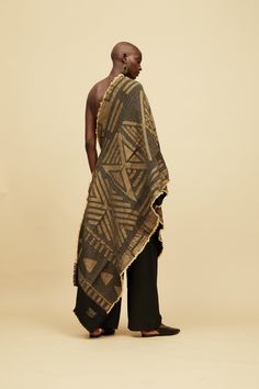 black/gold women's shawl wrap Make Up Ideas, Afrique Art, African Textiles, Traditional Weaving, African Pattern, African Culture, Shawl Wrap, African Design, French Linen