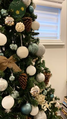 Christmas, Christmas tree Christmas Tree Ideas 2023, Christmas Tree Colour Scheme, Tree Ideas Christmas, Green Christmas Decorations, Green Christmas Tree Decorations, Christmas Tree Inspo, Ideas Christmas Tree, Green Xmas