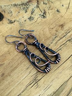 Antiqued, hammered and soldered copper wire. These earrings are sealed with protectaclear. Hammered Metal Jewelry, Jewelry Magic, Wire Jewelry Earrings, Wire Wrapped Jewellery, Metal Jewellery, Copper Jewelry Handmade, Copper Wire Jewelry, Earring Inspiration, Forging Metal