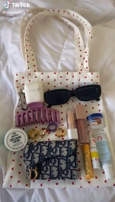 Everyday Bag Essentials, School Bag Essentials, Inside My Bag, Aesthetic Bags, Purse Essentials, Summer Tote Bags, Handbag Essentials, Girls Tote, Summer Tote