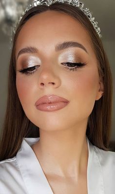 Sleek Bridesmaid Hair Half Up Half Down, Wedding Day Eyeshadow, Wedding Makeup Glitter Eyes, Drugstore Wedding Makeup, Funky Wedding Makeup, Elegant Bridal Makeup Green Eyes, Bride Makeup Brown Eyes Brunettes, Champagne Eye Makeup