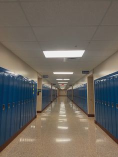 American high school, hallways, USA, exchange year, exchange student, exchange student USA, high school, lockers American Highschool Aesthetic Classroom, America High School Aesthetic, School Hallway With Students, Us School Aesthetic, School Lockers Hallway, American Exchange Student Aesthetic, Life In Usa Aesthetic, American Exchange Student, American Public School Aesthetic