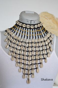 African Collar Necklace, Cowrie Shell Jewelry Necklaces, Afro Jewelry, Cowrie Shell Jewelry, Diy Jewelry Set, African Beads Necklace, African Dance, Necklace Shell, Beads Candy