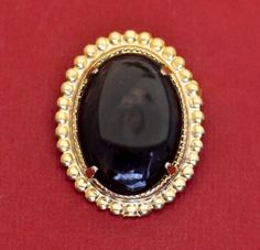 A brooch with a simple yet elegant form. Gemstone Brooch, Vintage Black, Brooch Pin, Brooches, United States, Gemstones, Black