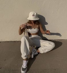 Oversized Outfit Aesthetic, Bohemian Photoshoot, Free Lightroom Presets, Oversized Outfit, Trending Fashion Outfits, Outfits With Hats, Clothing Hacks, Edgy Outfits, The Coffee