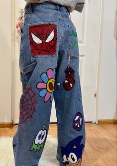 Cute Spiderman Outfits, Jeans Diy Aesthetic, Diy Painted Pants Ideas, Spider Man Jeans, Things To Paint On Pants, What To Paint On Jeans, Clothes Patches Diy, Painting On Jeans Aesthetic, Ideas Para Pintar Jeans