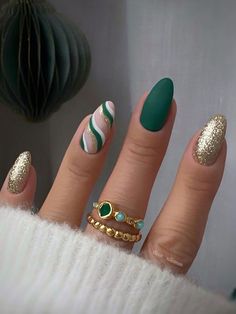 matte emerald green and gold almond nails Nails Gorgeous, Green Nail Designs, Christmas Nails Easy, Christmas Nails Acrylic, Dipped Nails, Christmas Nail Designs