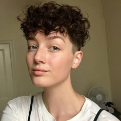 Curly Short Hair Undercut, Pixie Haircuts Curly Hair, Queer Short Curly Hair, Short Curly Undercut Women, Short Curly Hair With Undercut, Female Undercut Short Hair, Short Curly Undercut, Undercut Bowlcut, Short Curly Hair Female