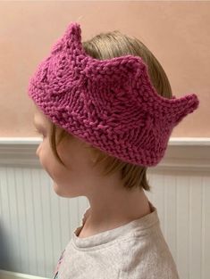 NOTE: This listing is for a DIGITAL PATTERN only. No physical item will be mailed to you. Digital sales unfortunately cannot be refunded.  Skills used: Knitting in the round, increasing, decreasing, blocking with pins ➔ Sizing: ◆ Small: to fit 13"-16" head (~newborn-6mo) (5-pointed crown) ◆ Medium: to fit 15.5-18.5" head (~3 mo-child) (6-pointed crown) ◆ Large: to fit 19-24" head (~ age 6-adult) (7-pointed crown) ➔ Yarn ◆ Berroco Vintage Chunky (100g). I used (19g, 24g, 36g) respectively for siz Knit Crown, Headband Knit, Knit Headband Pattern, Crown Pattern, Headband Pattern, How To Start Knitting, Knit In The Round, Princess Crown, Crown Royal