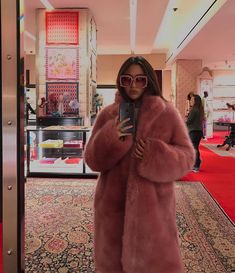 Pink Fur Coat, Big Mood, Pink Fur, Spring Look, Mode Inspo, Fur Fashion, Clueless, Mode Vintage, Looks Style