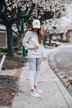 Active Wear Photoshoot, Work Out Clothes, Athleisure Outfits Summer, Workout Clothes Cheap, Sweat Gris, Look Adidas, Athleisure Leggings, Legging Outfits, Gray Sweatshirt