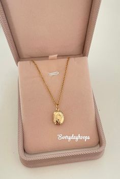 Charm size approx 13mm x 13mm  Necklace;  Length Shown: 16 Inch Chain; 40cm + 5cm extension Shipping available for International orders * Shipped same/next business day * All jewelry come in a gift pouch ✨ * Message me if you have any questions or custom requests 💕 Box not included Locket Vintage, Gold Locket Necklace, Picture Locket, Oval Locket, Memory Locket, Necklace Layering, Orders Shipped, Photo Locket, Gift Pouch