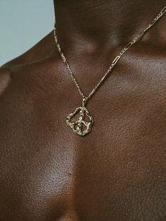 PEACE PENDANT Faris Jewelry, Mens Accessories Vintage, Streetwear Jewelry, Mens Gold Jewelry, Bronze Jewelry, Jewelry Accessories Ideas, Gem Necklace, Figaro Chain, Jewelry Lookbook