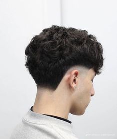 Mullet Fade Taper, Fade With Letter Design Hair, Mullet Hairstyle Mens Curly Short, V Taper Haircut, Best Taper Fades, Low Fade Haircut Mens Curly Hair, Fade Mullet Haircut, Low Taper Fade Haircut Curly Hair, Low Fade Mullet