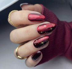 When it comes to burgundy chrome nails, there are so many design possibilities to choose from. Whether you prefer simple, elegant nails or something more detailed and artistic, the options are endless. Burgundy chrome gives off a high-shine, almost mirror-like effect that’s perfect for showcasing your nail art.  Some popular designs include adding intricate details like metallic stripes, tiny rhinestones, or subtle glitter accents. You can also try geometric patterns or mix in other colors like Red Christmas Nail Ideas, Christmas Nail Inspo Red, Christmas Nails Red Gold, Dark Red And Gold Nails, Nails Red And Gold, Christmas Nails Red, Chrome Nail Designs, Artsy Nails, Red Chrome Nails