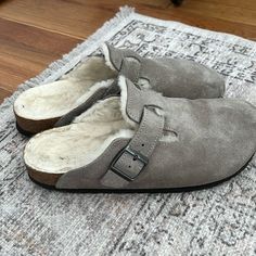 Gray Birkenstock Bostons! Used But In Excellent Condition. Size 41 Which Is A Us 10, But If You Wear Them With Socks I Recommend Sizing Up!! I’m A Tts 8 Wide But Purchased This To Comfortably Wear With Socks. Shearling Clogs, Boston Shearling, Birkenstock Boston Shearling, Shoes Birkenstock, Birkenstock Boston, Birkenstock Shoes, Mule Clogs, Mules Shoes, Birkenstock