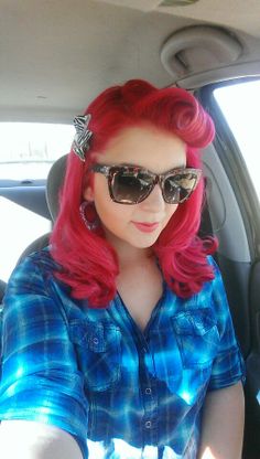 Hair Ideas Summer, 40s Hair, 50s Hair, Dark Pink Hair, 40s Hairstyles, Pinup Photoshoot, Pinup Hair, 50s Hairstyles