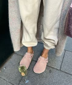 Birkenstock Outfit Ideas, Women Birkenstock, Birks Outfit, Birkenstock Boston Outfit, Outfit Minimalista, Clogs Birkenstock, Boston Outfits, Birkenstock Outfit, Linen Outfit