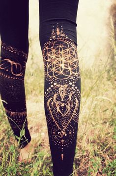 bleach penned leggings Psytrance Clothing, Hantverk Diy, Bleach Pen, Mode Hippie, Diy Vetement, Mode Boho, Short Hairstyle, Flower Of Life