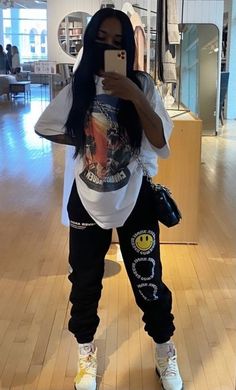 Atlanta Fashion Outfits Black Women, Looks Hip Hop, Tomboy Style Outfits, Chill Outfits, Black Sweatpants, Streetwear Fashion Women, Cute Swag Outfits, Swaggy Outfits