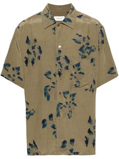 olive green all-over floral print spread collar front button fastening storm flap drop shoulder short sleeves chest patch pocket curved hem When buying this unisex item, keep in mind that it is graded in standard men's sizing. Painterly Floral, Floral Shirts, Versace Outfit, Mens Wear, Balenciaga Triple S, Summer Beach Wear, Short Suit, Collar Shirt, Light Jacket