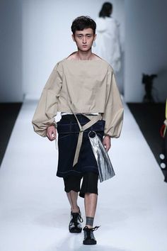 Male Fashion Trends: THISNORTHAT Spring-Summer 2018 - Shanghai Fashion Week Cloth Designs, Pants Ideas, Spring Summer Fashion Trends, Conceptual Fashion, Korean Streetwear, Fashion Photography Inspiration