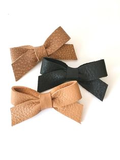 Solid neutral leather hair bow - your choice of color Camel Black Old Gold This is a single bow, made from soft, genuine leather and attached to an alligator clip with teeth or a nylon headband. It can be worn in endless ways and is the perfect accessory for any girl! The Monica leather bow Diy Leather Bows, Bows For Sale, Diy Leather Earrings, Fabric Hair Bows, Diy Bows, Baby Bow Headband