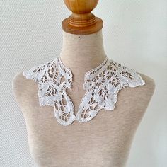 OLD LACE COLLAR 1950 Old removable collar from the 1950s. In white cotton lace. Made with crochet. Closes at the front. It's up to you to put a button of your choice or sew it on a piece of clothing. Handmade. French made. The collar is in good condition. Small tear on the front (see photo). Handmade. DIMENSIONS: It's a small size. The neck circumference measures: 37 centimeters The width of the collar: 13 centimeters Fast, tracked and careful shipping. Feel free to contact me for more informati White Lace Peter Pan Collar, White Crochet Lace In Vintage Style, Lace Made, Removable Collar, Bib Collar, Crochet Handmade, Lace Collar, Cotton Crochet, Cotton Lace