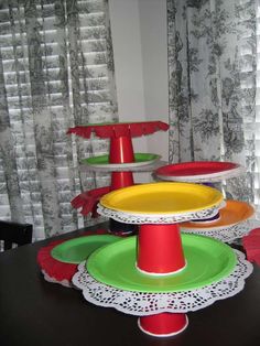 there are many plates stacked on top of each other in the same color and pattern