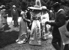 Women In Dresses, Fashion 1910, Vintage Street Style, Historical Dress, 1910s Fashion, 20th Century Fashion, Edwardian Dress, Edwardian Era, Edwardian Fashion